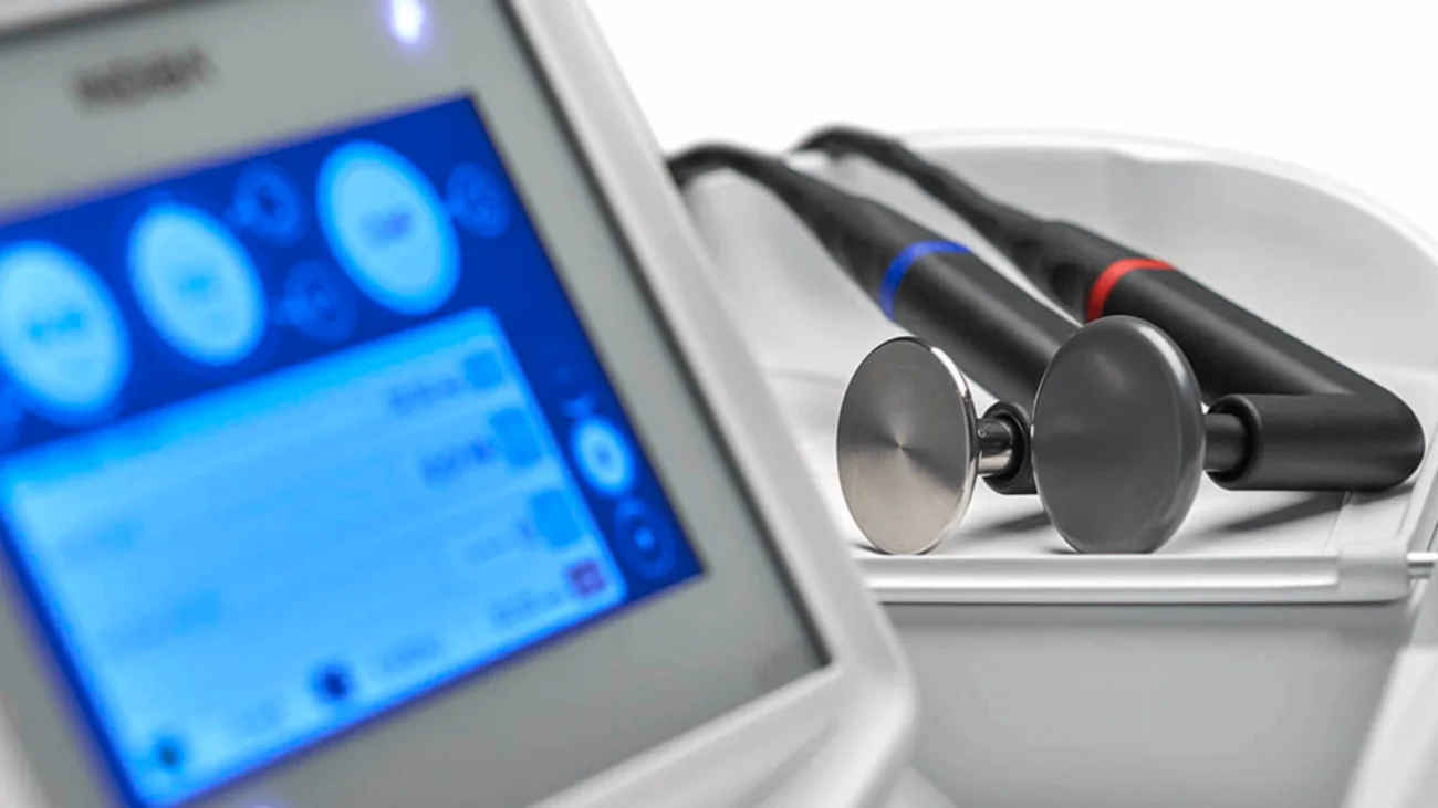 Proionic radiofrequency device positioned over the lower abdomen during a BMB session
